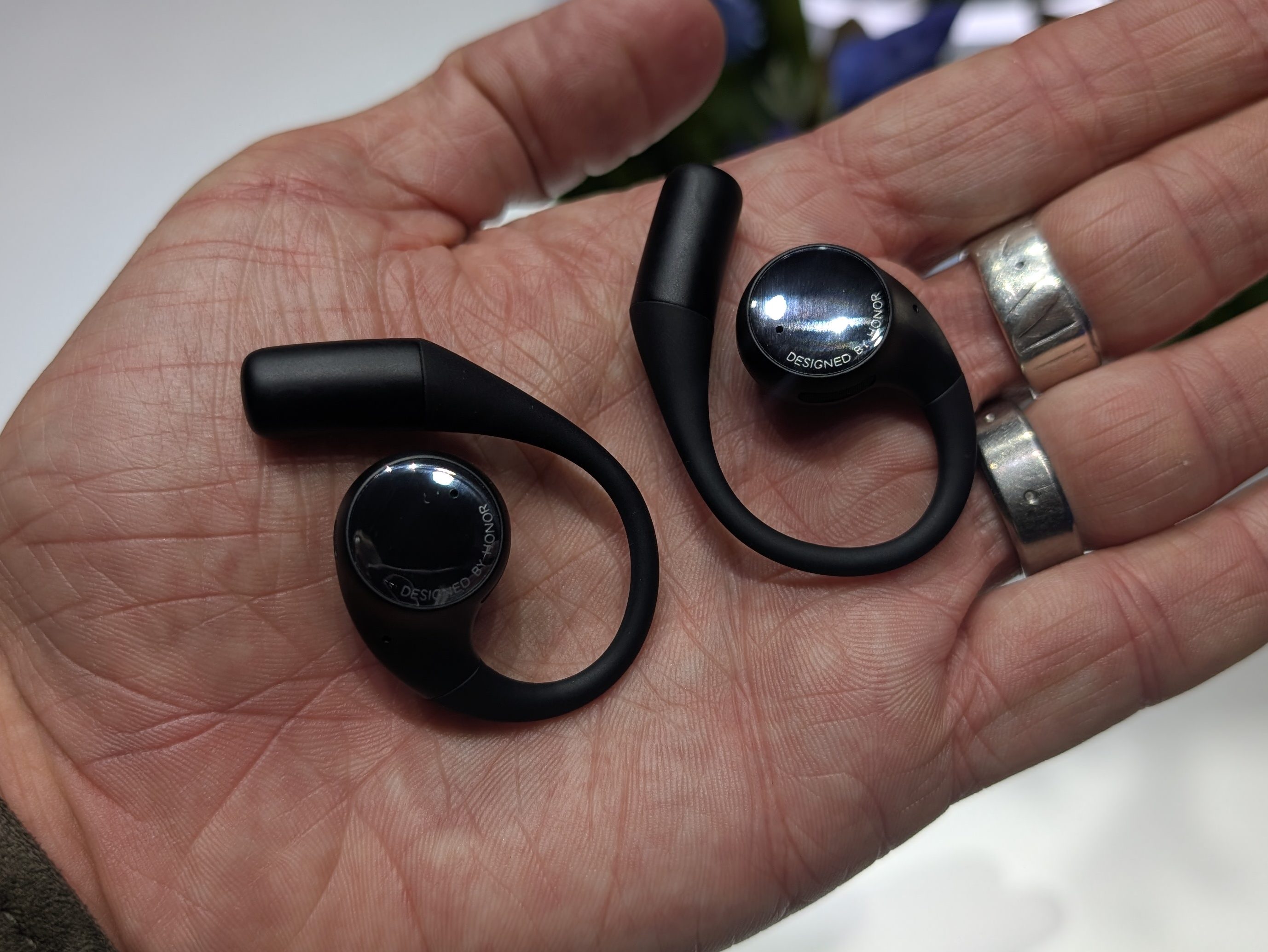 Наушники Honor Earbuds Open Polar черные в руке