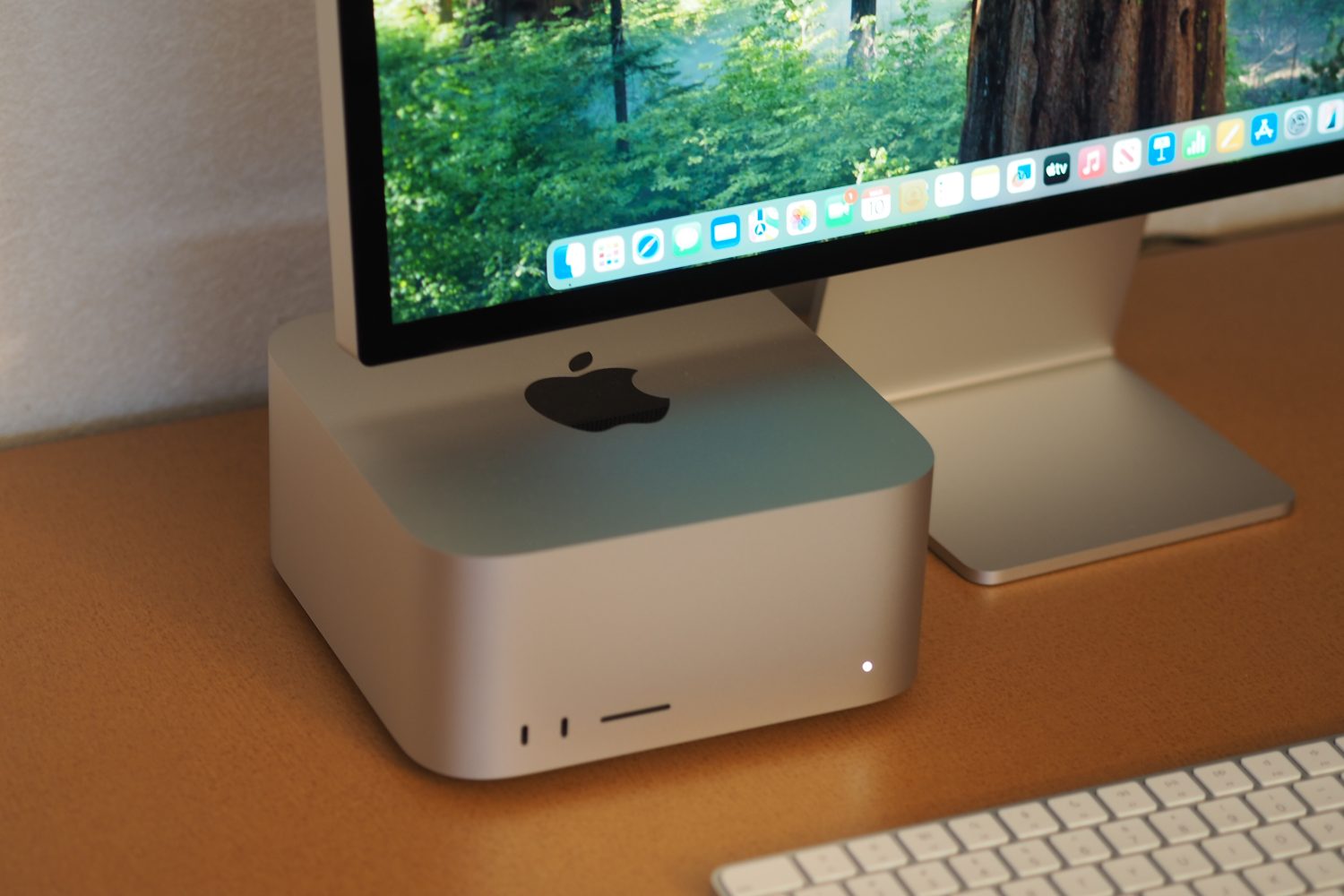 Vue descendante d'Apple Mac Studio 2025 montrant le bureau.