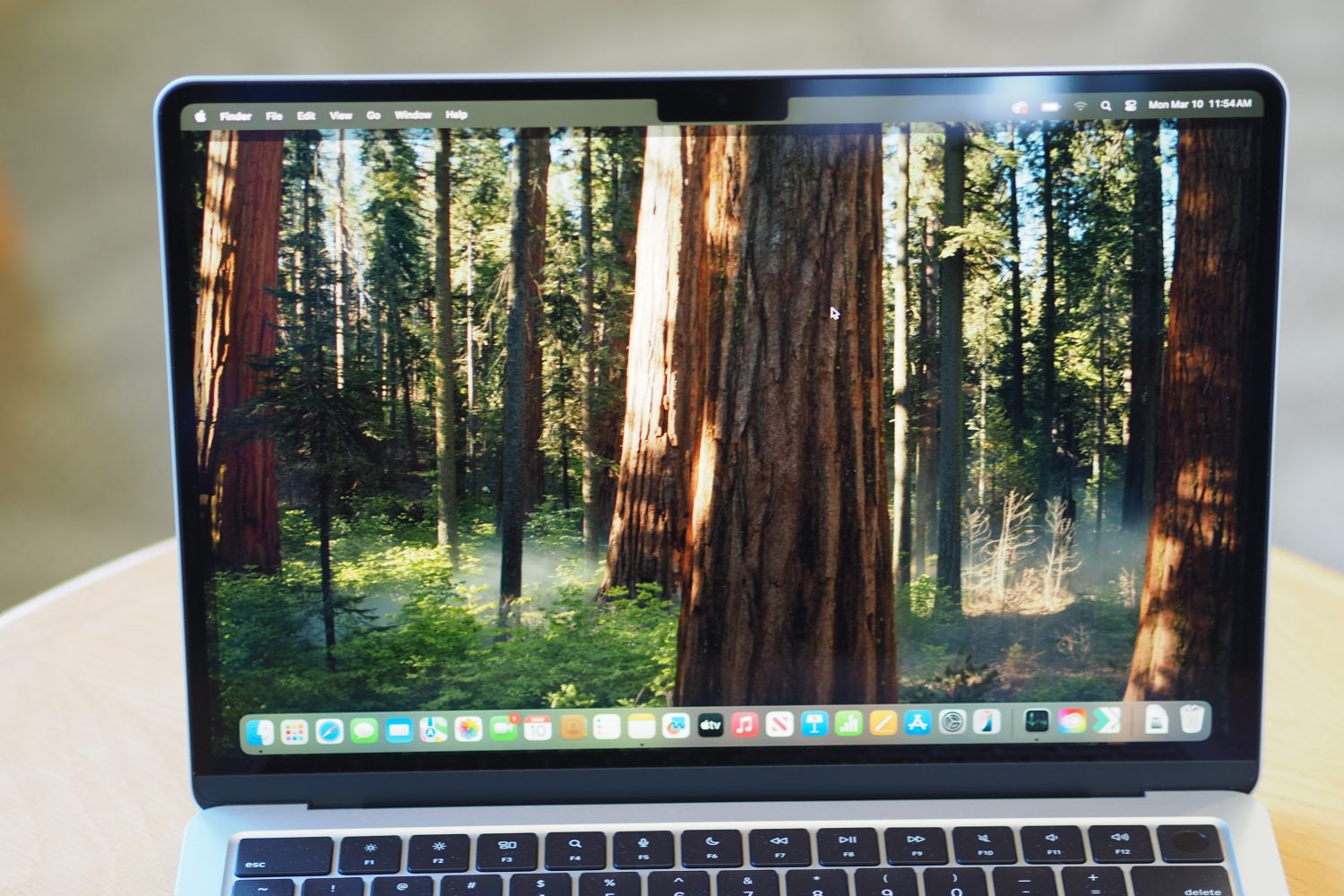 Vista frontal do Apple MacBook Air 13 M4 mostrando a tela.