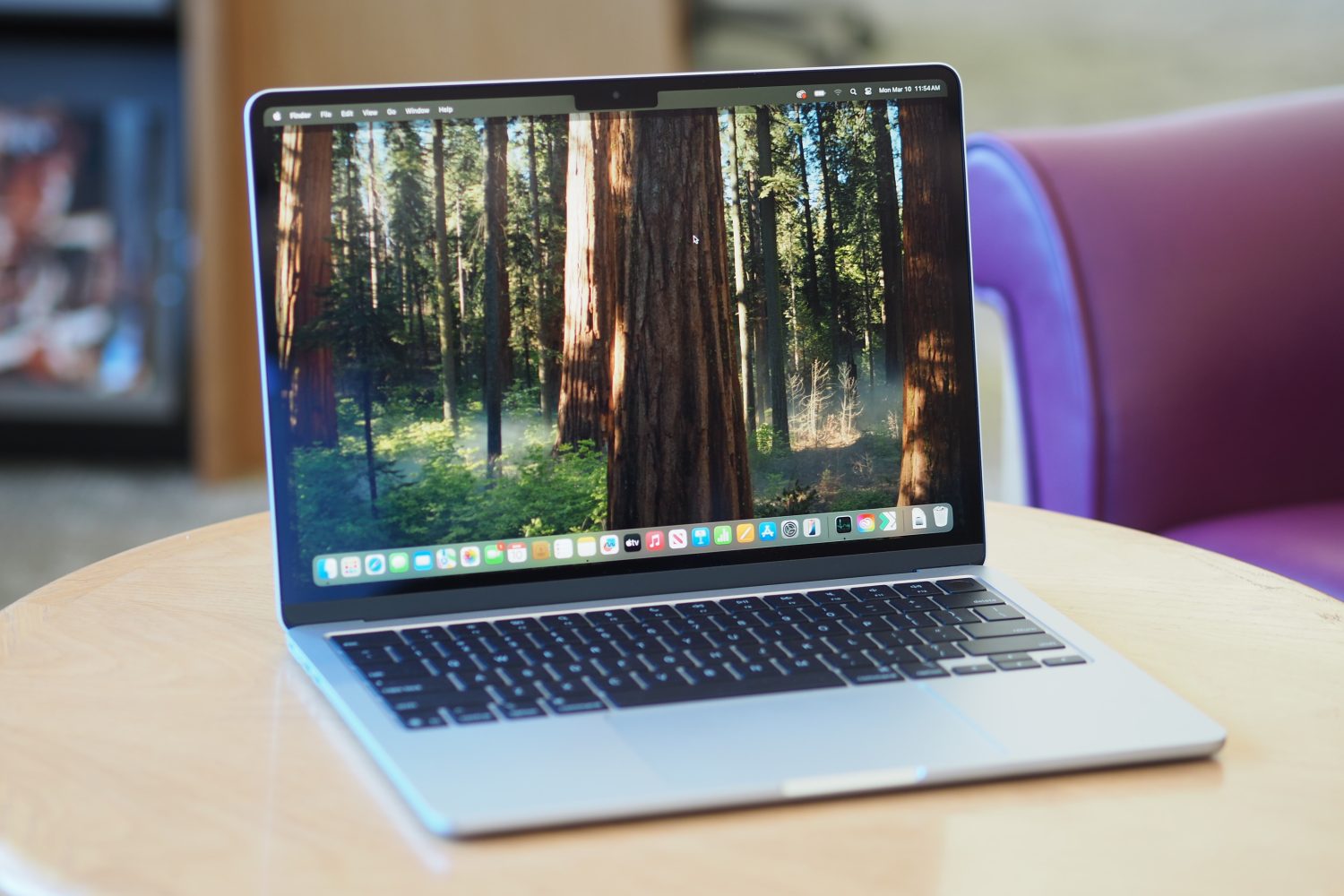 Vue inclinée avant de l'Apple MacBook Air 13 M4 montrant l'écran et le clavier.