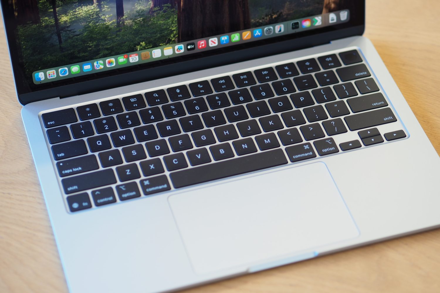 Apple MacBook Air 13 M4, вид сверху вниз: клавиатура и тачпад.