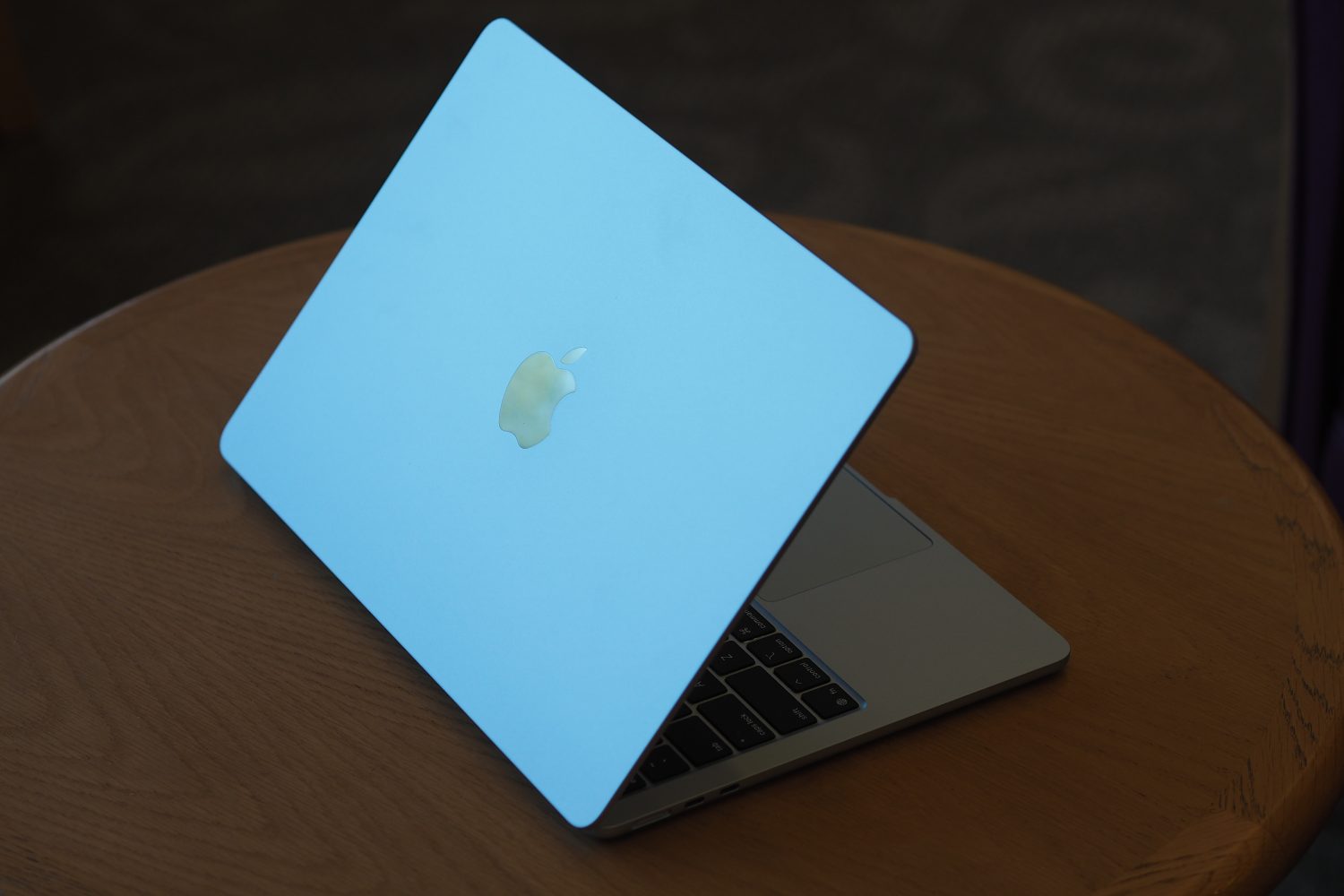 Vue arrière de l'Apple MacBook Air 13 M4 montrant le couvercle et le logo.