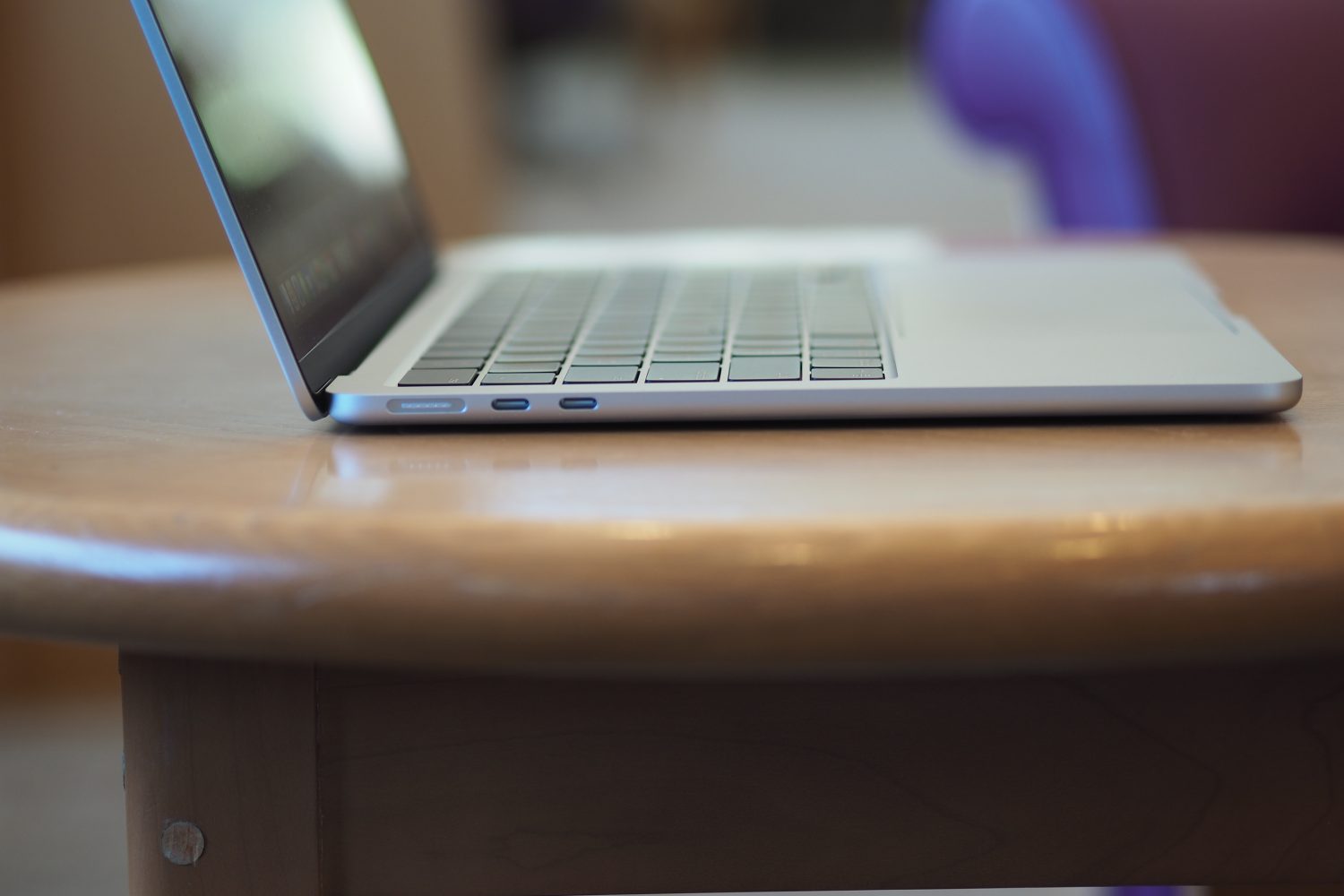 Vista lateral del Apple MacBook Air 13 M4 que muestra los puertos y la tapa.