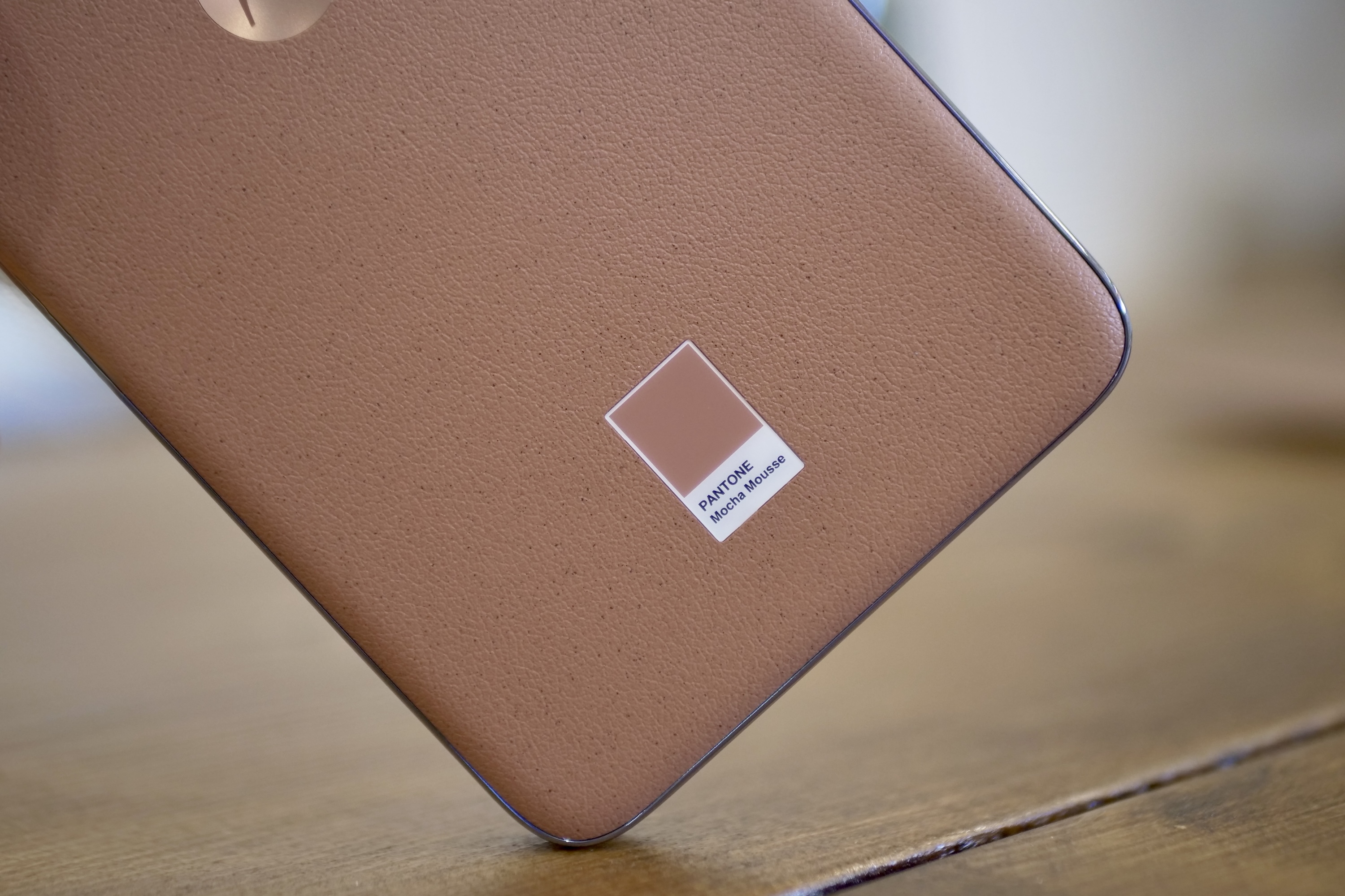 Образец Pantone на Motorola Edge 50 Neo в цвете Mocha Mousse.