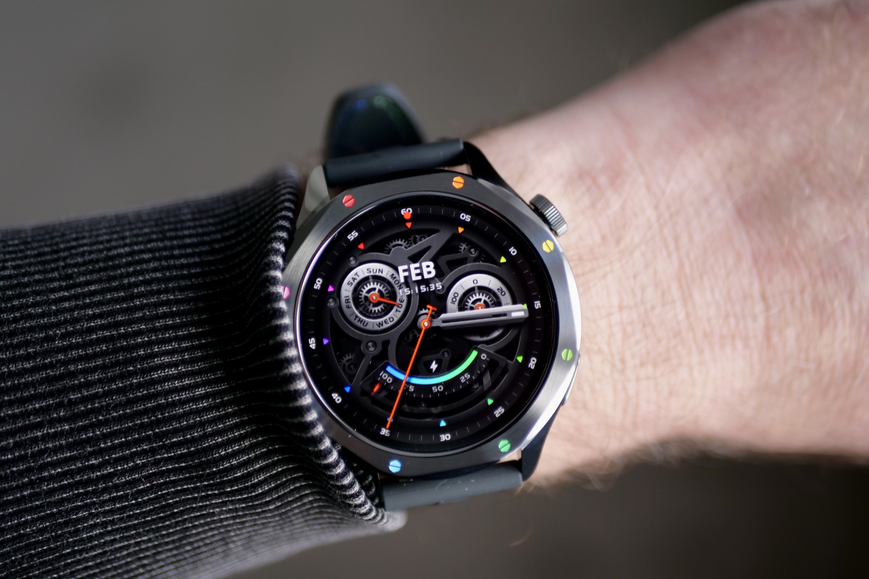 A person wearing the Xiaomi Watch S4.